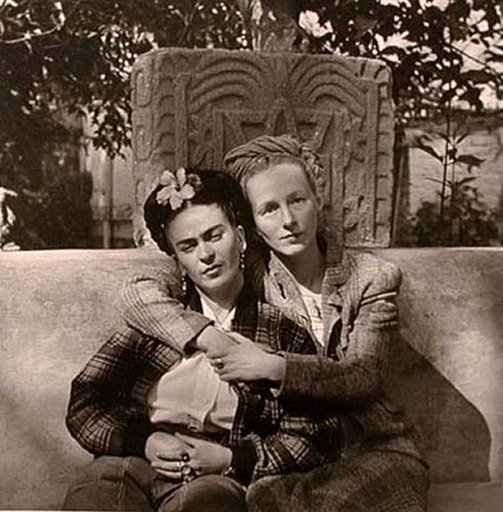 1941_-_frida_and_emmy_lou_in_the_garden_of_the_casa_azul